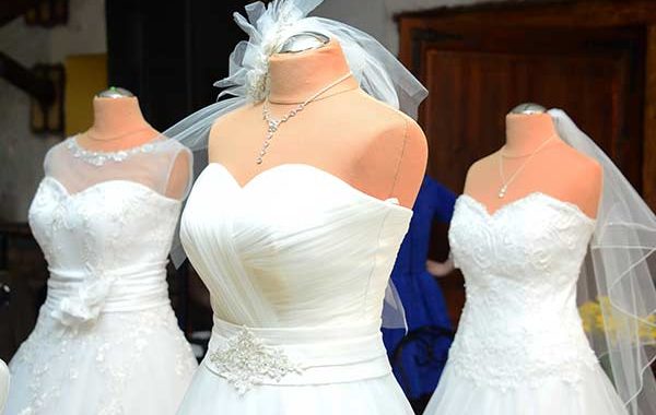 Brautmode-Hochzeit-Kleid