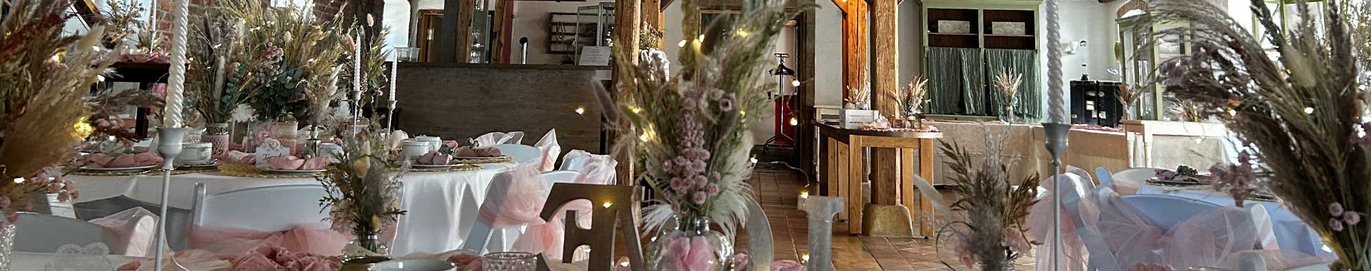 Gut Neumark - Gutshof mit verschiedenen Räumen Gut Neumark