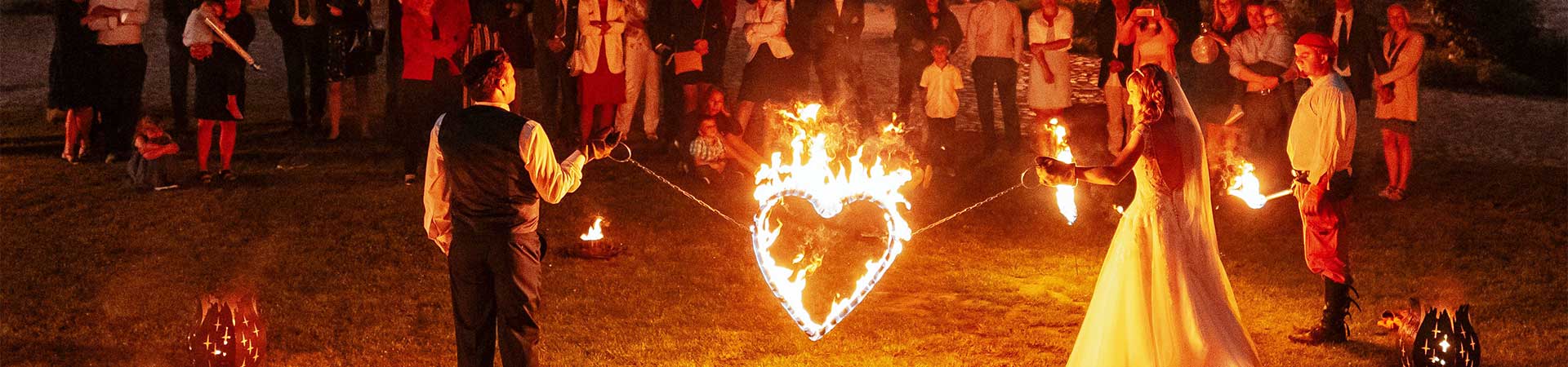 Gaukler Friedrich – Jonglage, Akrobatik und Feuershow Gaukler Friedrich – Feuershow zur Hochzeit: Brautpaar entzündet ein brennendes Herz bei einer Abendveranstaltung