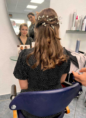 Goldene Schere – Brautfrisur und Braut-Make-up in Dresden