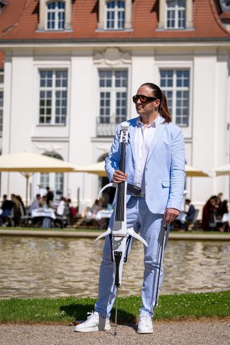 weißes Cello - Drabon the Dragon