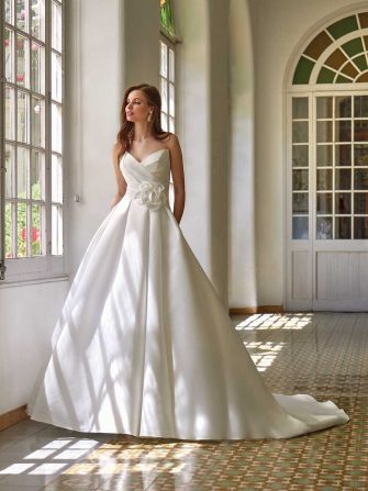 Tüll trifft Spitze - Braut- und Festmode mit individuellem Charakter