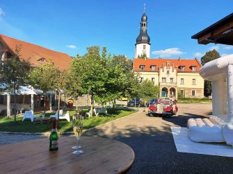 Gut Neumark - Gutshof mit verschiedenen Räumen